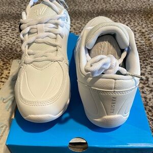 Varsity Huddle Cheer Shoes in Classic White